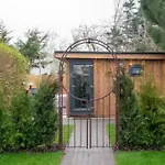 Luxury Cabin With Hot-Tub & Cold Plunge!