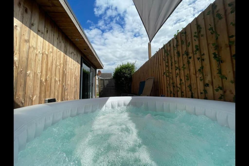 Luxury With Hot-tub & Cold Plunge! Pousada